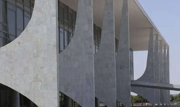 Governo sanciona proibição do uso de linguagem neutra em órgão público