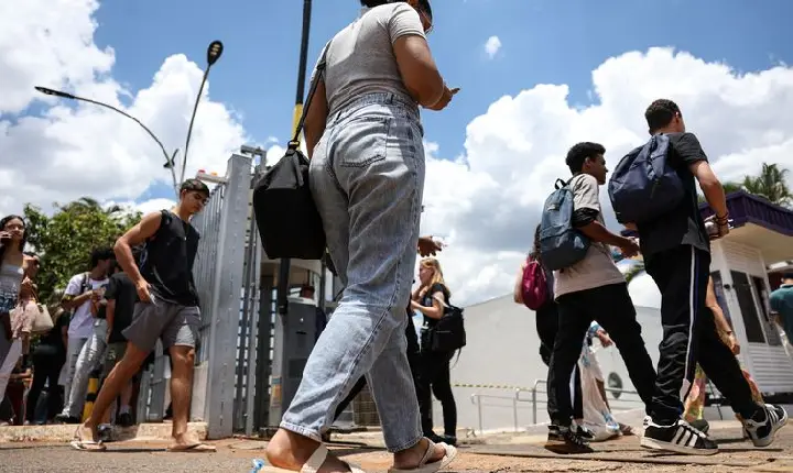 No DF, candidatos do Enem chegam cedo sob sol forte e ansiedade