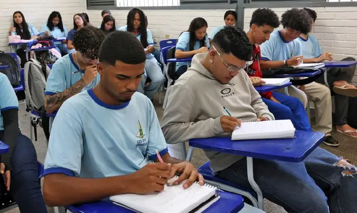 Renda e cor são determinantes para não concluir ensino médio no país