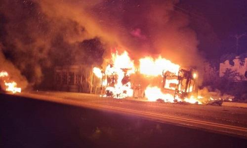 Carreta tomba e pega fogo após bater na mureta do trevo de Paulo Frontin