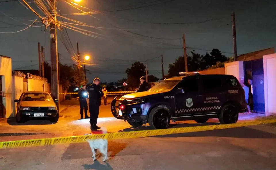 Jovem foi morta com quatro tiros na frente das amigas
