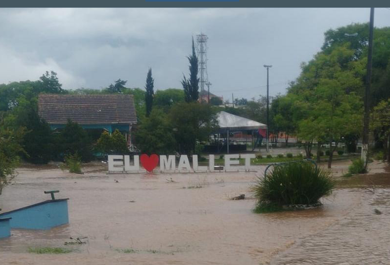Moradores do centro de Mallet fazem abaixo-assinado pedindo solução para os alagamentos no centro de Mallet. Segundo os moradores a atual admnistração nunca fez manutenção