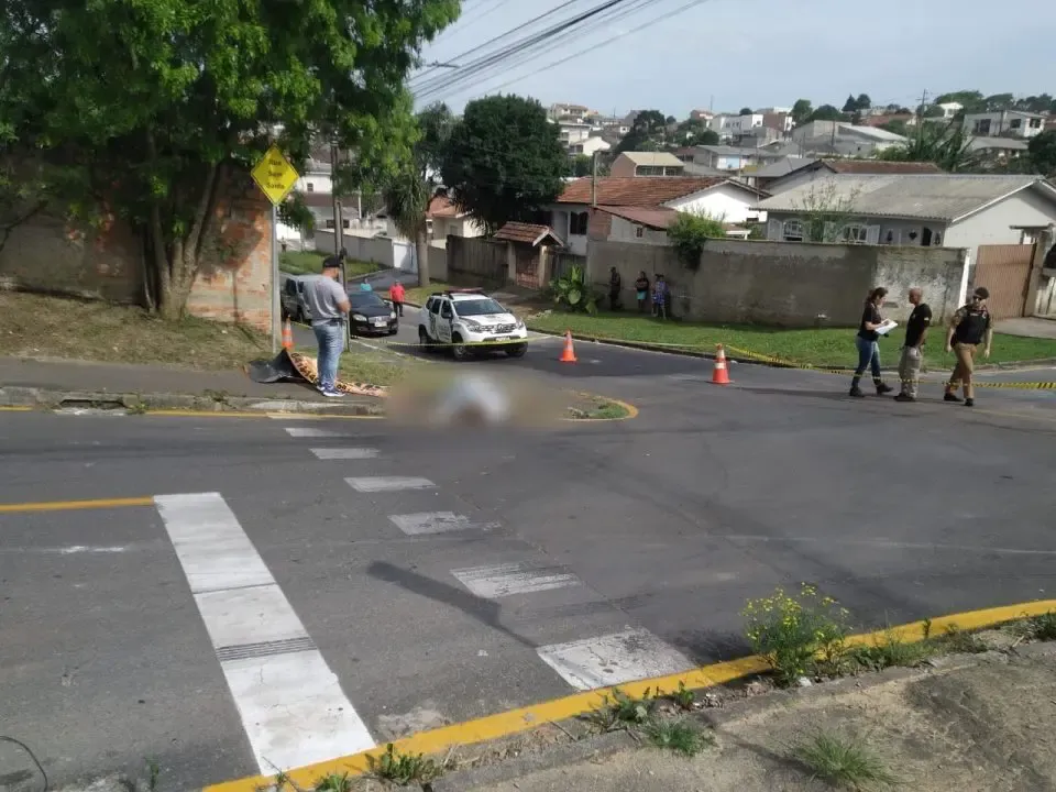 Mulher grita por socorro, mas morre esfaqueada pelo marido na esquina de casa: “Na frente dos filhos”