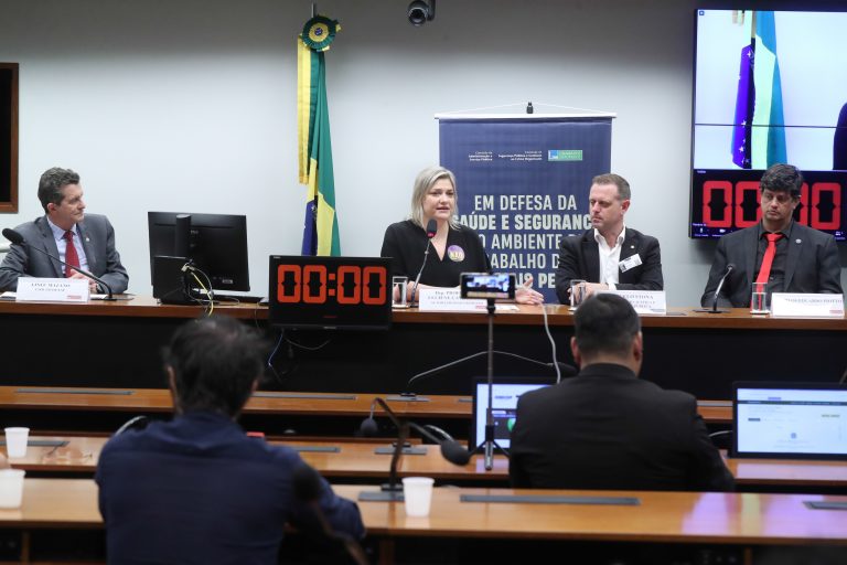 Policiais penais denunciam precarização do trabalho e cobram regulamentação das atividades