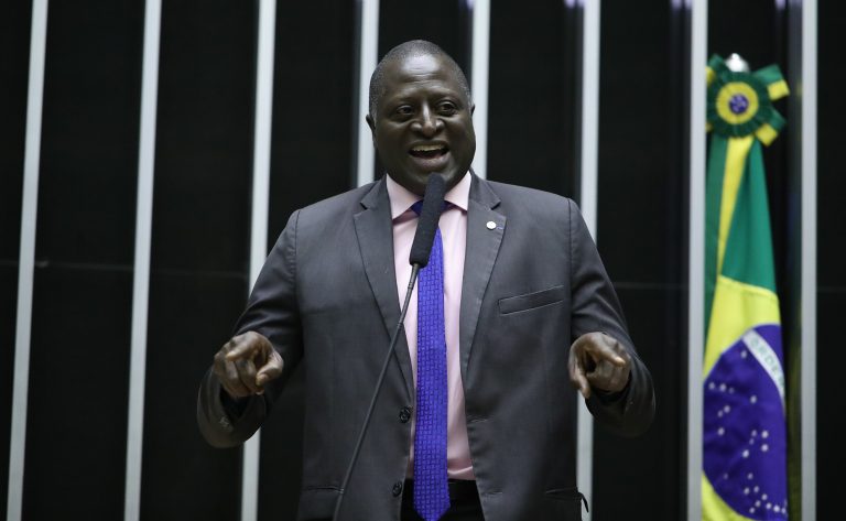 Projeto fixa medidas de combate à pedofilia em aeroportos e aeronaves