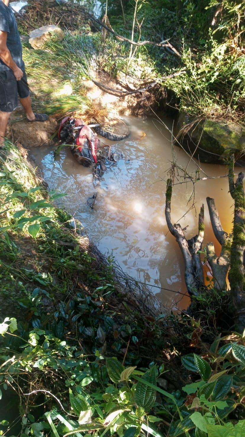 URGENTE:Em Paulo Frontin. Homem cai em córrego com moto, e morre afogado, o corpo foi encontrado nesta manhã de Natal