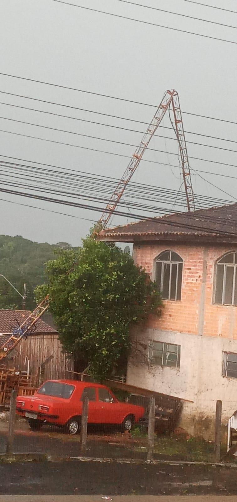 Torre de rádio cai no Centro de Paulo Frontin