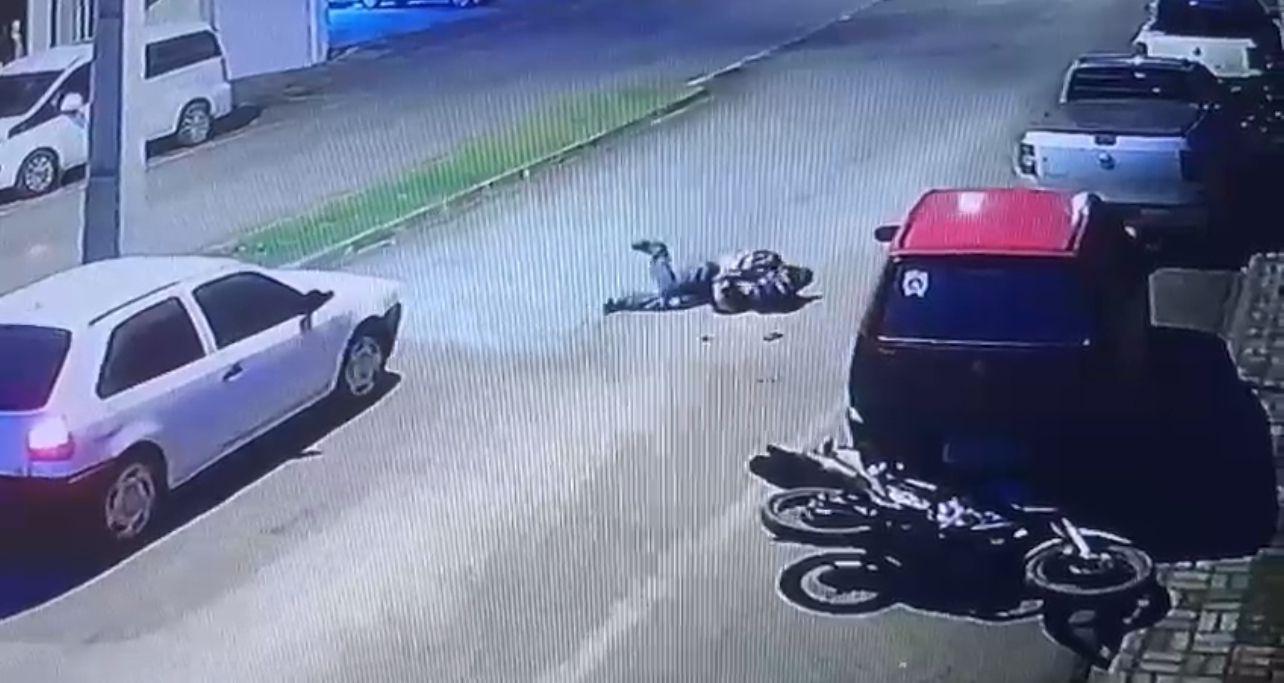 #Mallet - Vídeo de câmeras de segurança mostram o momento exato em que um motoqueiro colide contra um carro estacionado no centro de Mallet