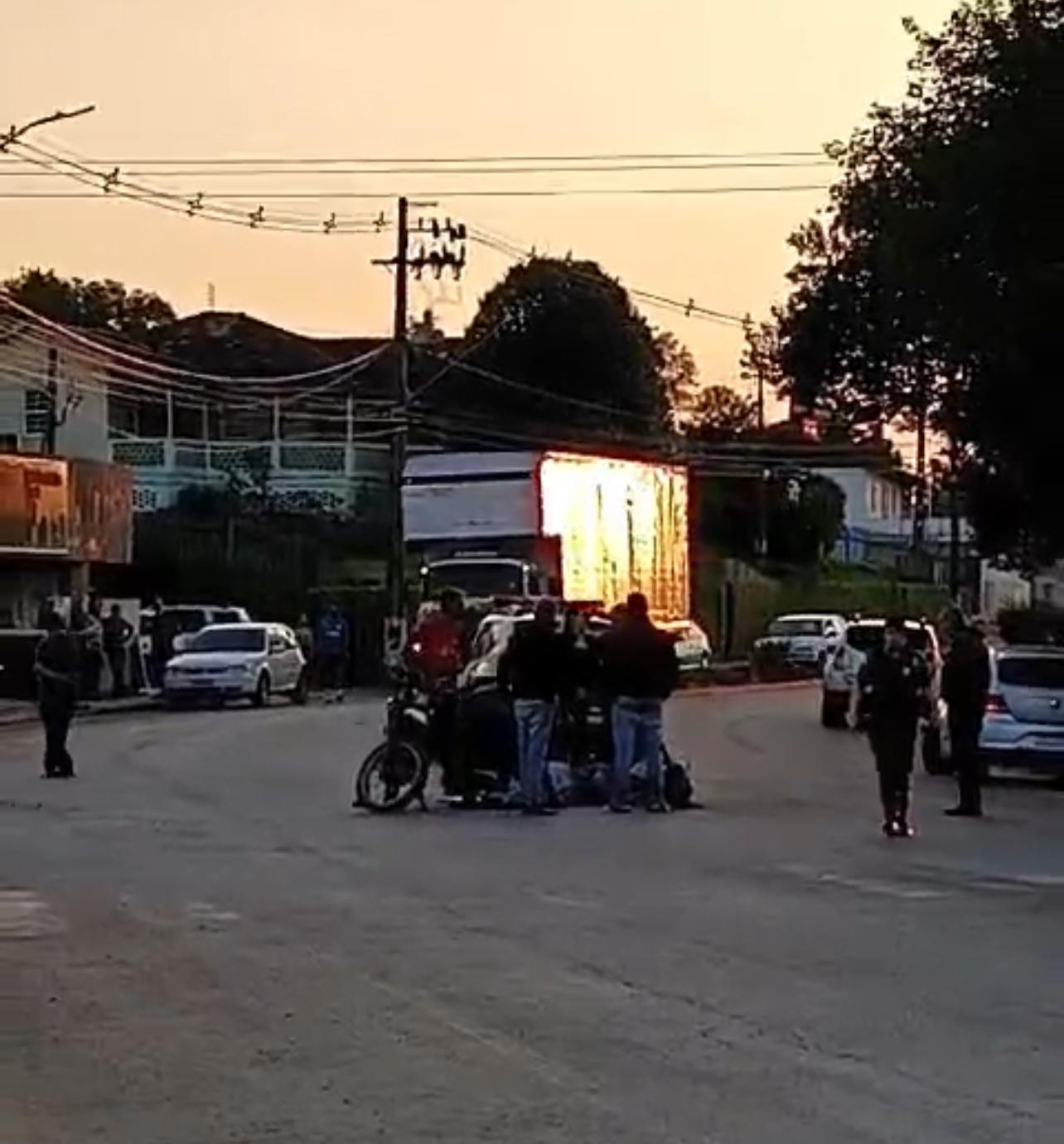 Acidente de trânsito envolvendo carro e moto no centro de Mallet