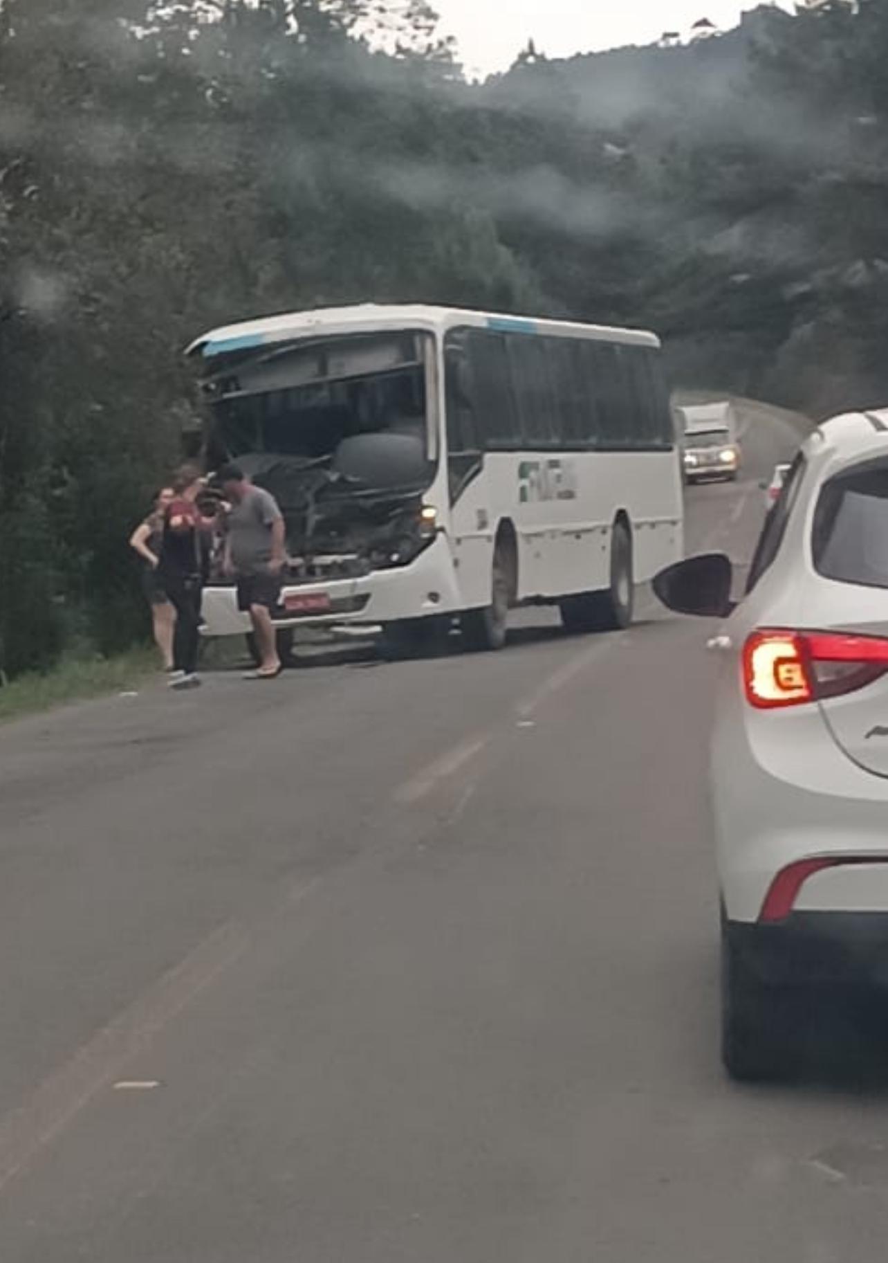 Acidente entre caminhão e ônibus na divisa de Rio Azul e Mallet interrompe parcialmente o trânsito