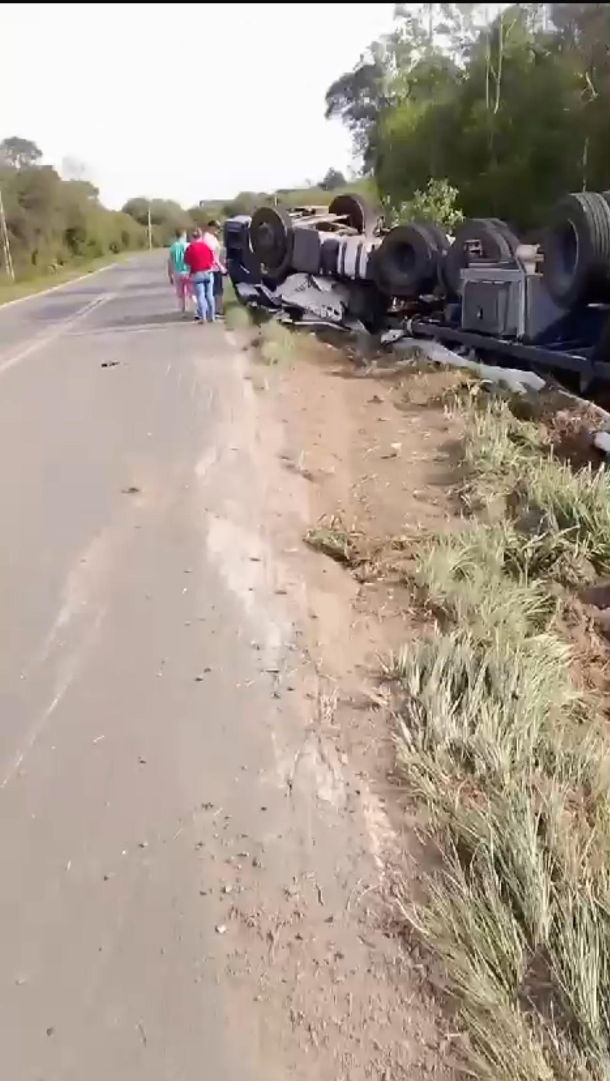 Caminhão tomba na BR 153 em Mallet