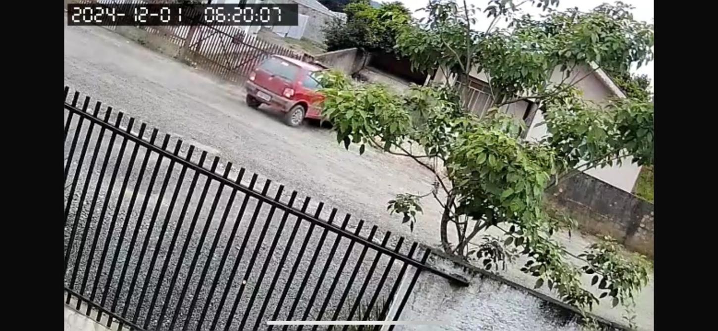 Fiat Uno colide com muro na Vila Caroline e deixa o local após dar ré, e sair com a frente toda arrebentada e muro caido