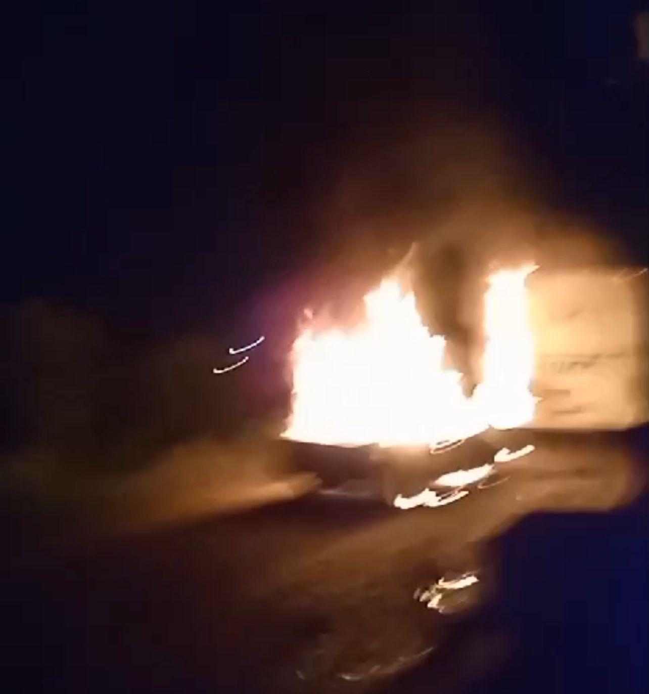 Caos e violência em Mallet: homem provoca acidente, incendeia carro e ameaça esposa