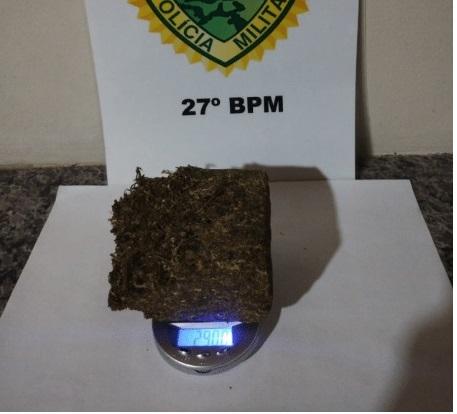 Homem é agredido, largado pelado na rua, pede ajuda à polícia e acaba preso por tráfico de drogas em Mallet