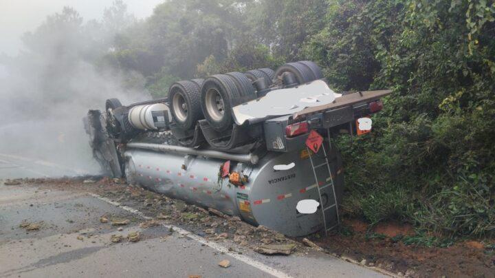 Caminhão de Mallet Carregado com 20 Mil Litros de Combustível Pega Fogo na BR-476