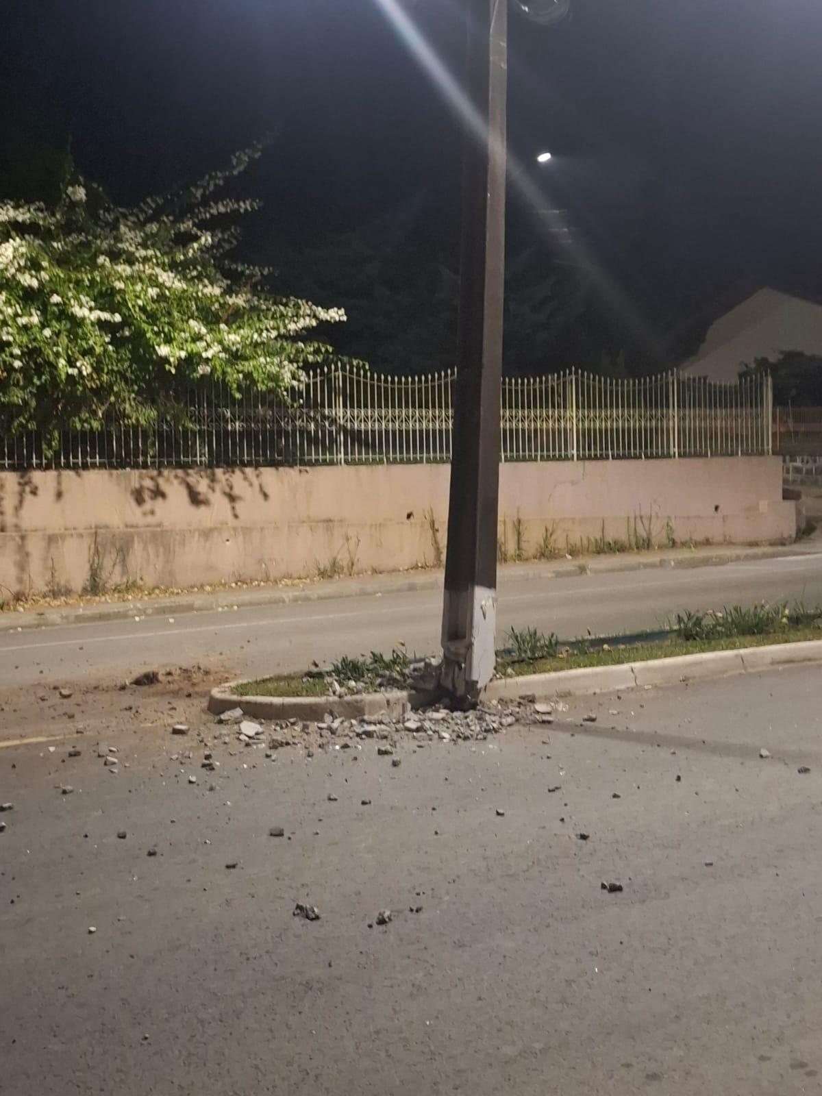 Condutor Foge Após Colidir com Poste e Deixar Cidade às Escuras em Trecho Perigoso Próximo à Agrodu