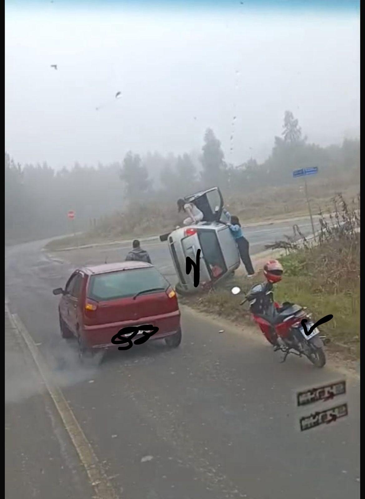 Veículo tomba após sair da pista no 