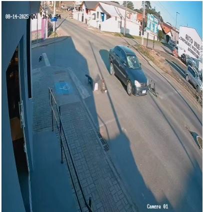 🚨 Acidente Chocante em Mallet: Ciclista em Bicicleta motorizada é Arremessado Após Colisão