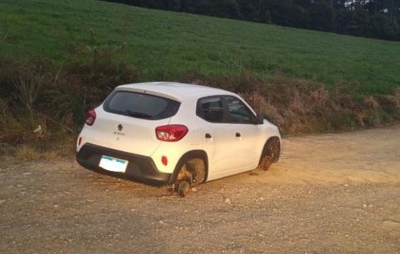 #Mallet Carro sem rodas é deixado na entrada da Colónia Rio Bonito e intriga condutores