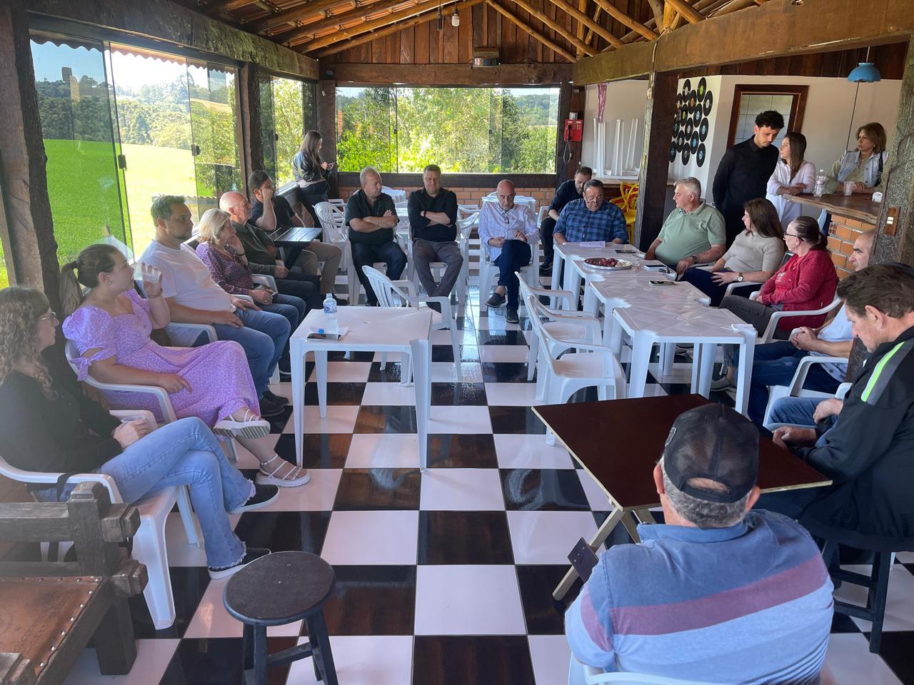 Deputado Hussein Bakri anuncia investimentos de quase R$ 40 milhões em Paulo Frontin ao lado do prefeito Ireneu Zacharias e vereadores