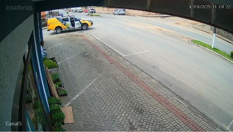 Motociclista colide contra viatura da Polícia Militar em esquina conhecida por acidentes em Mallet