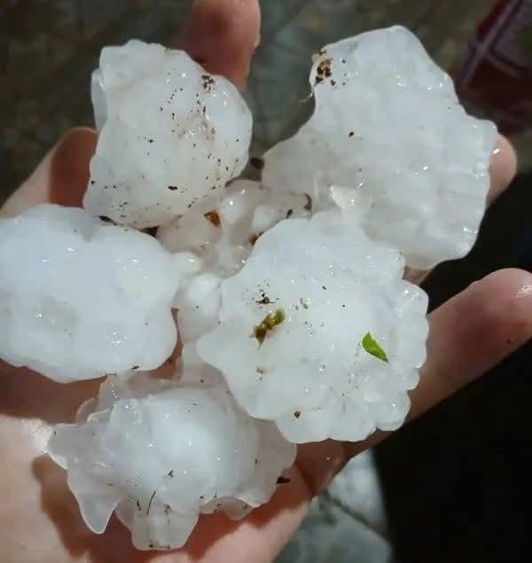 Chuva de granizo surpreende moradores de Rio Claro do Sul nesta segunda-feira