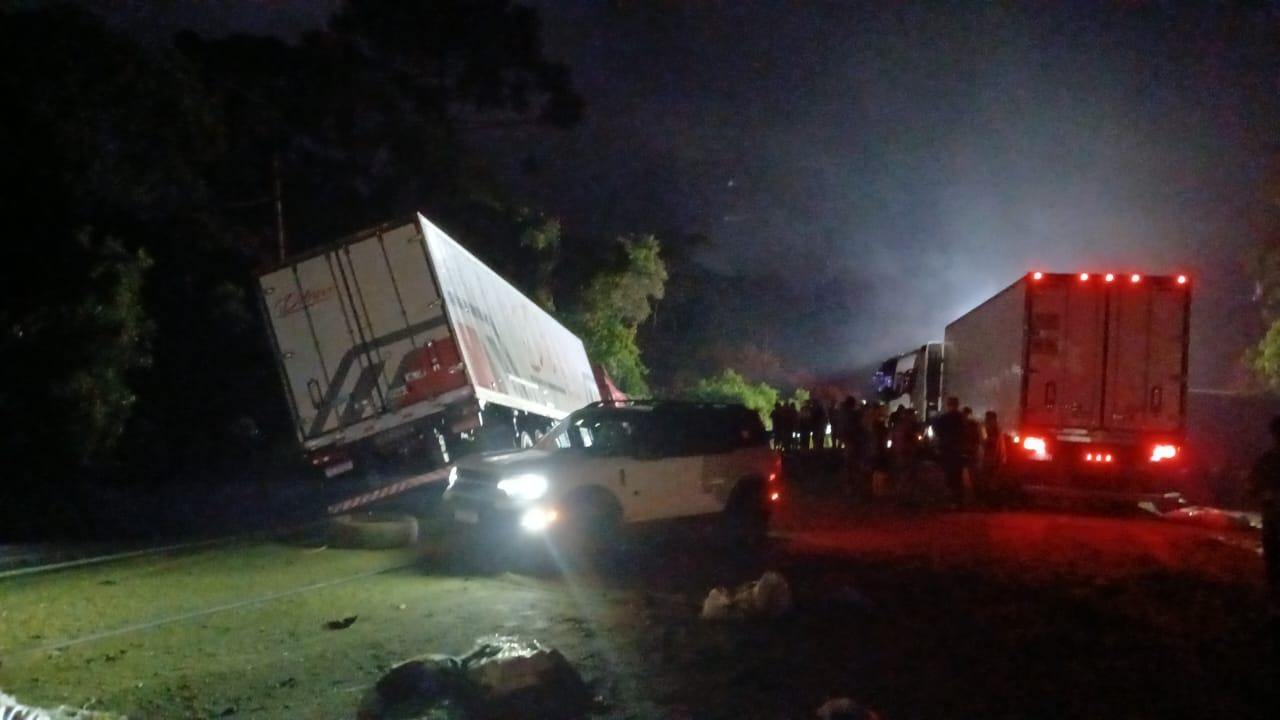 🚨 URGENTE – ATUALIZAÇÃO: Grave acidente na BR-476, na Curva do Limoeiro, deixa mortos e interdita totalmente a rodovia