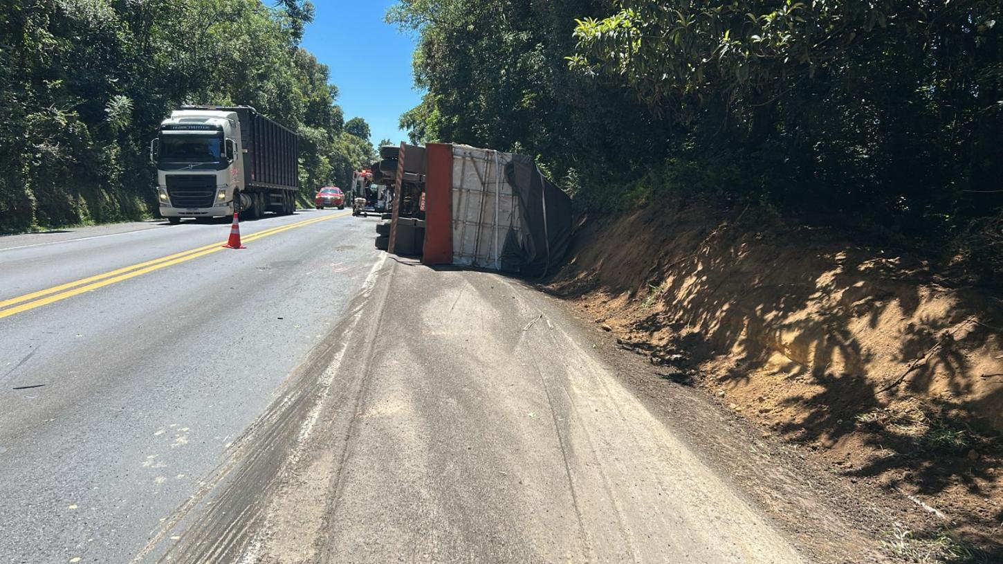PAULO FRONTIN - Carreta tomba após manobra para evitar colisão na BR-476