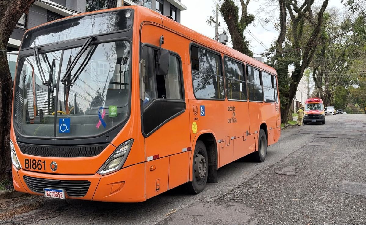 Acidente em Curitiba entre moto e ônibus deixa mulher ferida no bairro Boa Vista