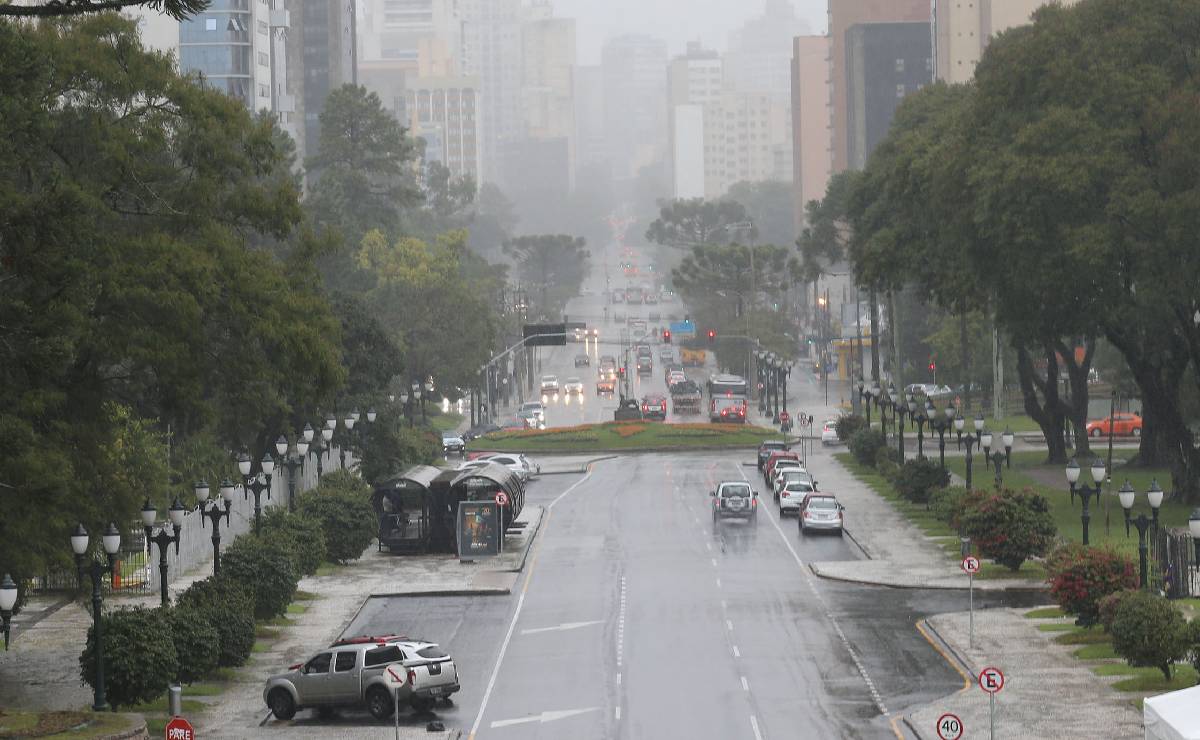 Alerta amarelo de tempestade atinge todo o Paraná no feriado