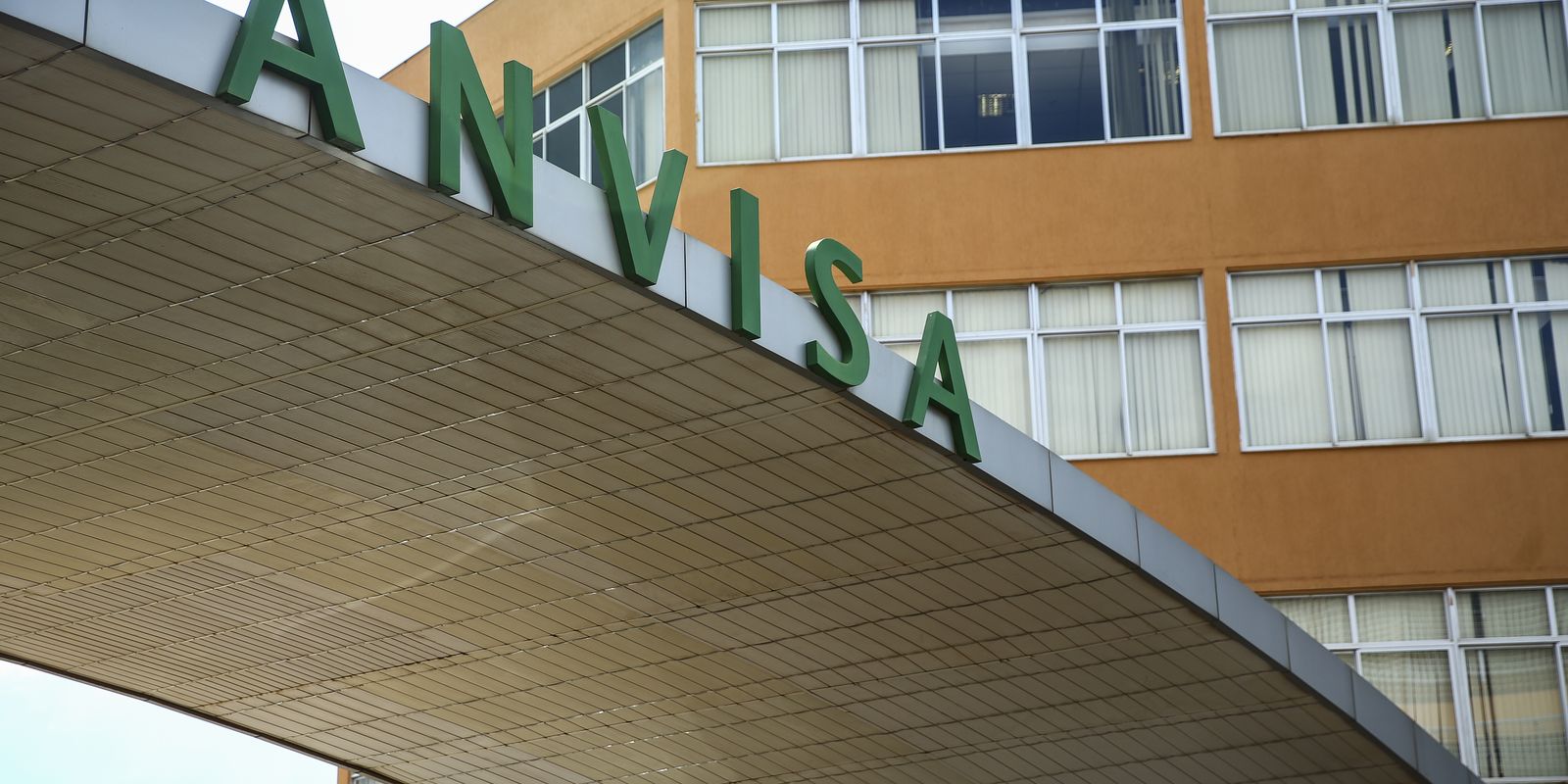 Anvisa proíbe propaganda enganosa de suplementos e pune fabricante