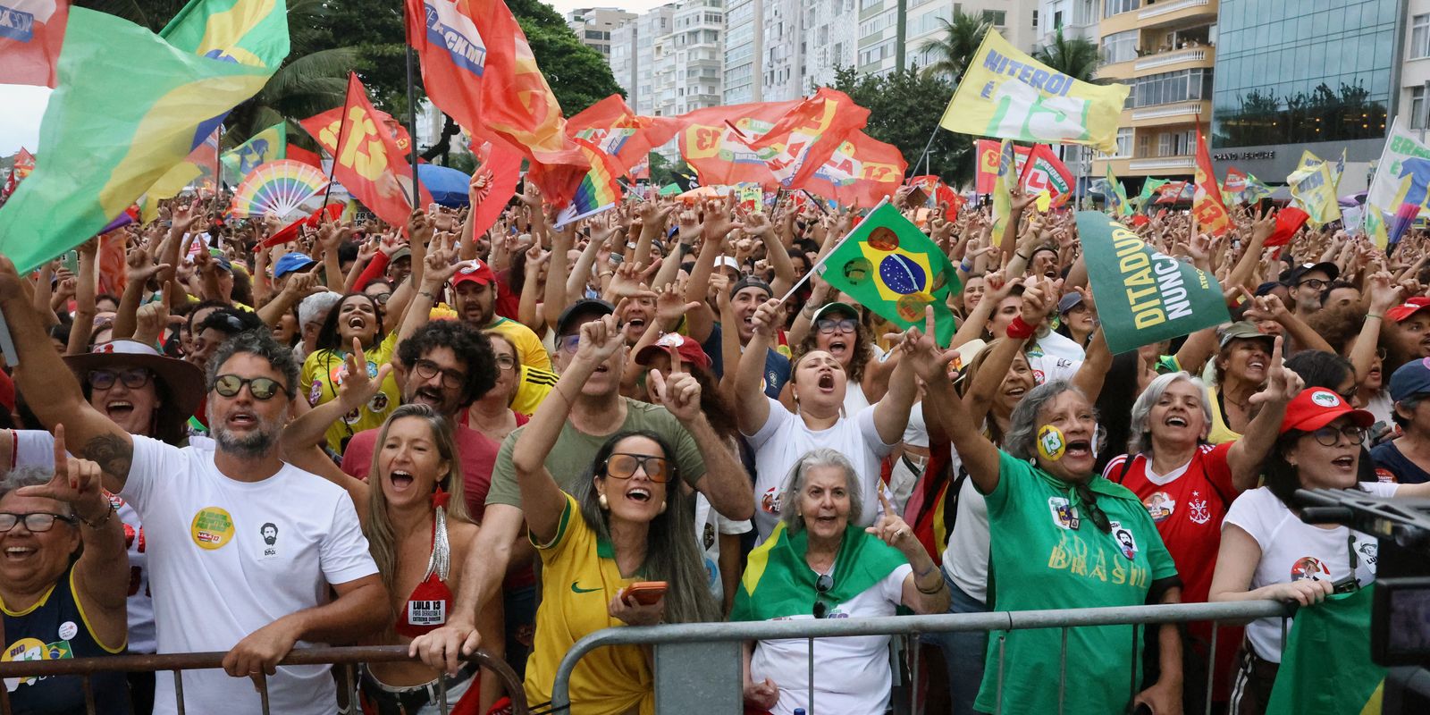 Ato em defesa da democracia mobiliza multidão na orla de Copacabana
