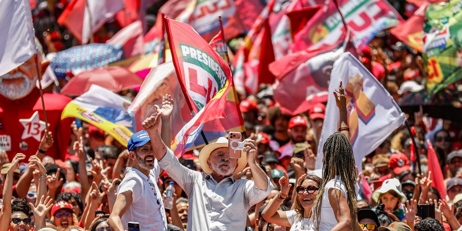 Lula defende fim da escala 6x1 e ataca adversários em comício no DF
