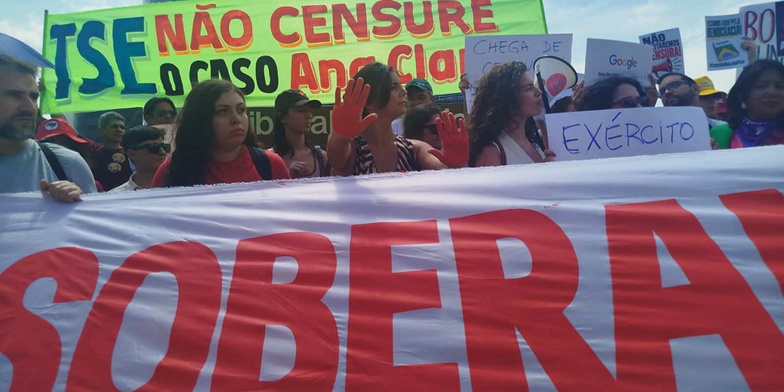 Ativistas realizam protesto no TSE contra decisão de André Mendonça