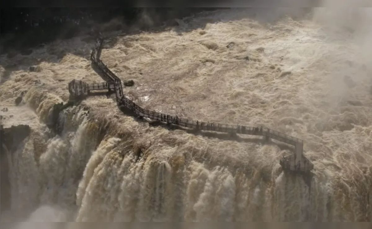 Passarela das Cataratas do Iguaçu é interditada após forte alta do Rio Iguaçu