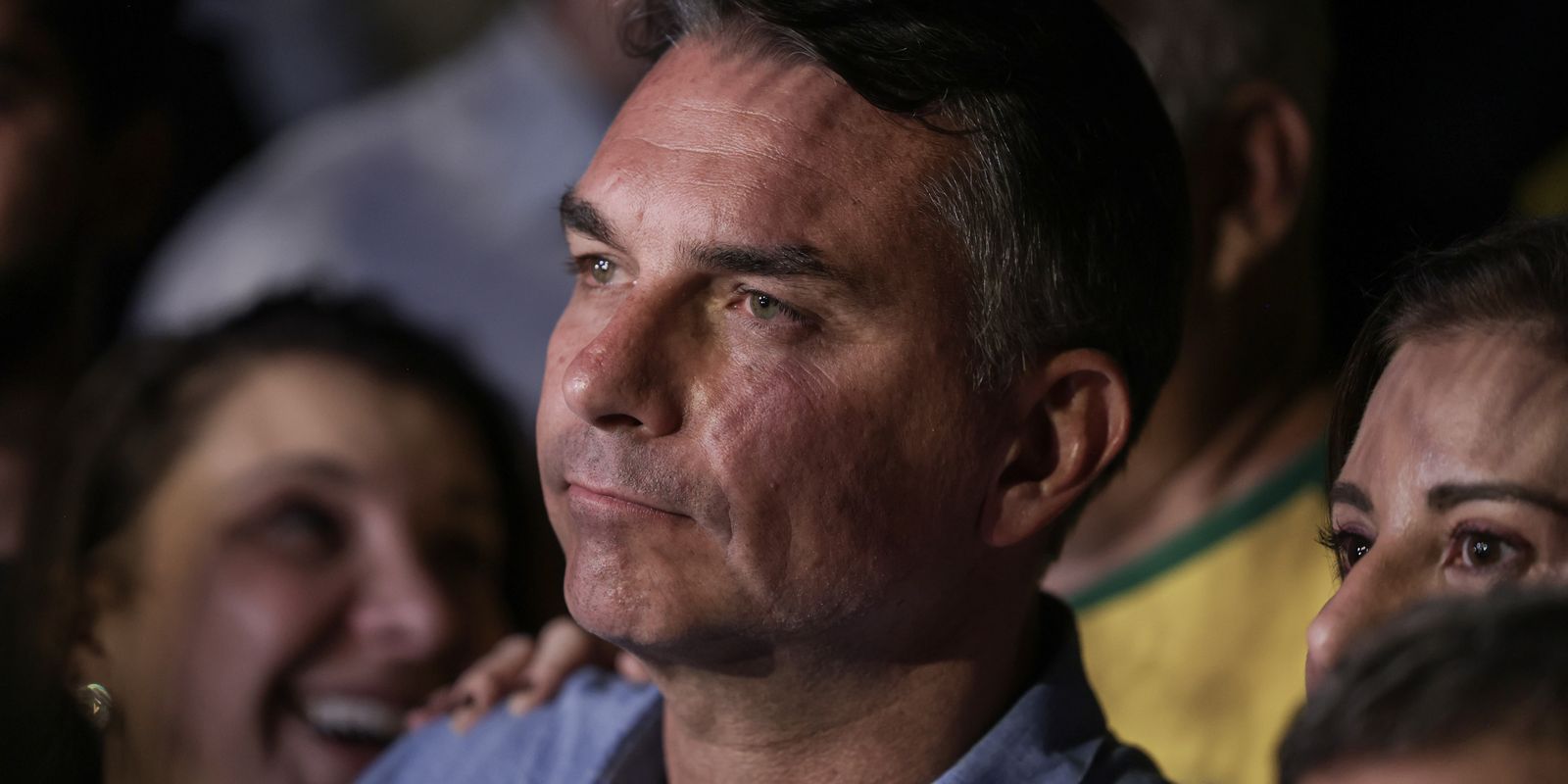 Flávio Bolsonaro nega golpe e evita explicar propostas em sabatina