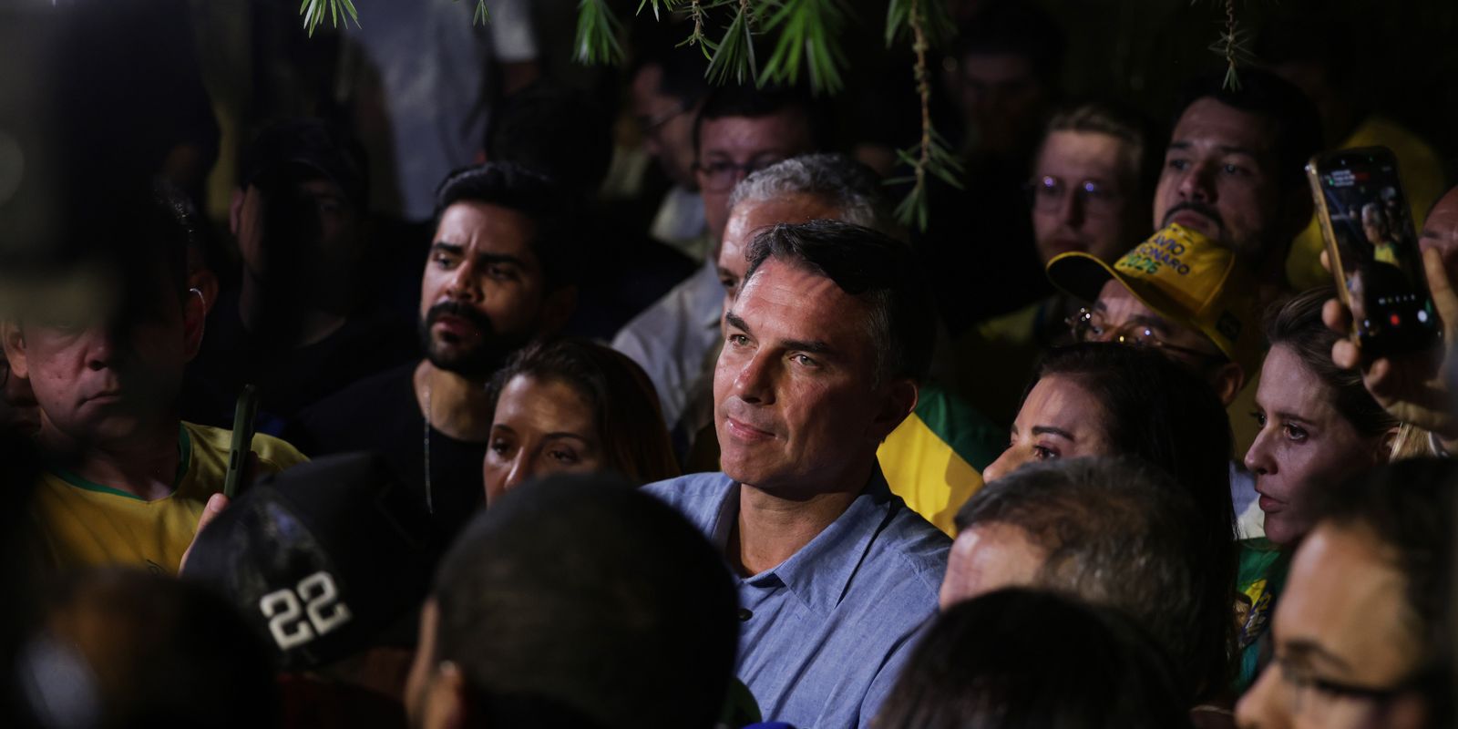 Flávio Bolsonaro impõe condições ao TSE para liberar sigilos