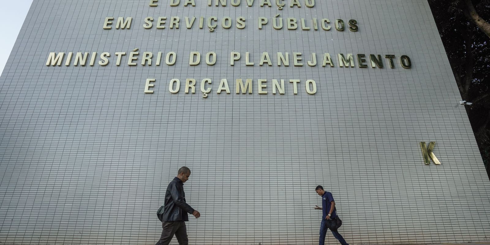 Governo planeja remanejar bilhões no orçamento de 2027