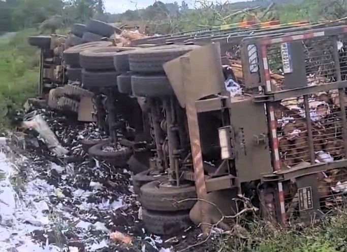 Grave acidente na BR-153 em Mallet envolve carreta, caminhão e carro