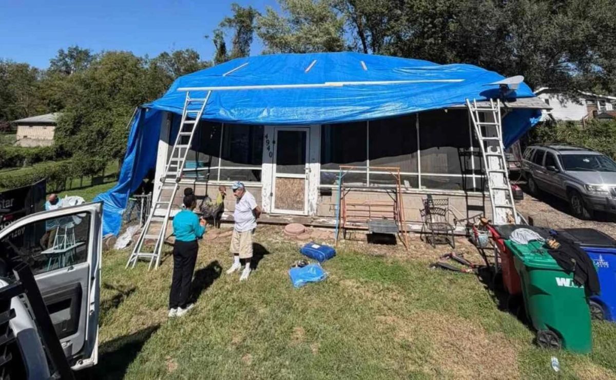 Temporal destrói telhado de idoso no Kansas e vizinhos se unem em reconstrução