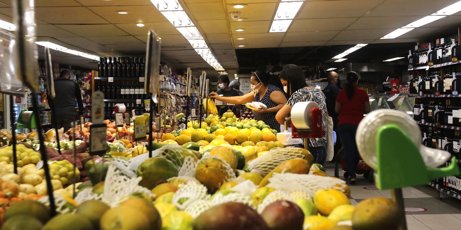 INPC sobe para 4,29% em 12 meses e impacta o reajuste de salários