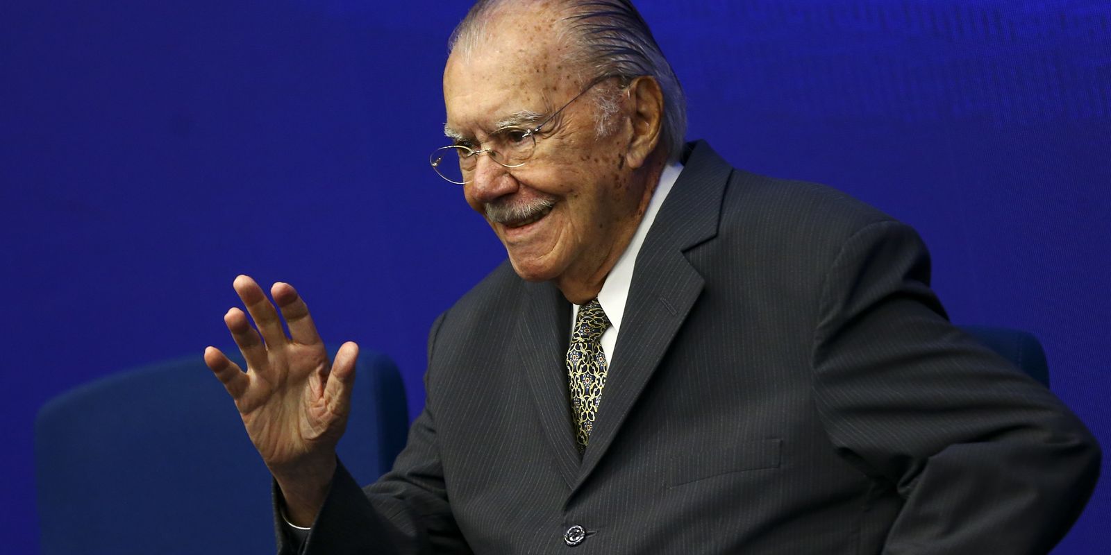 José Sarney recebe alta hospitalar após internação de nove dias