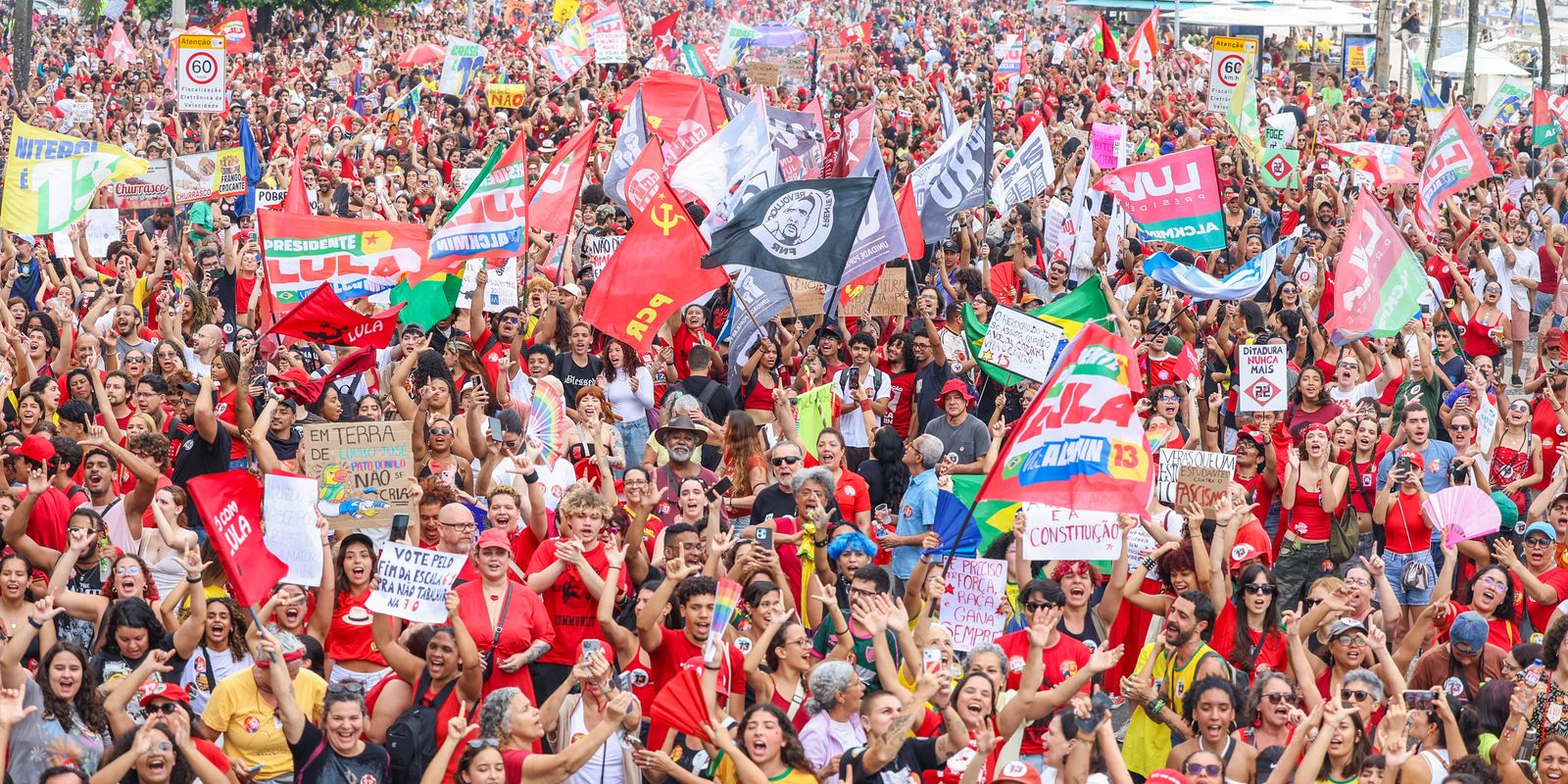 Milhares de pessoas se reúnem em ato pela democracia em Copacabana