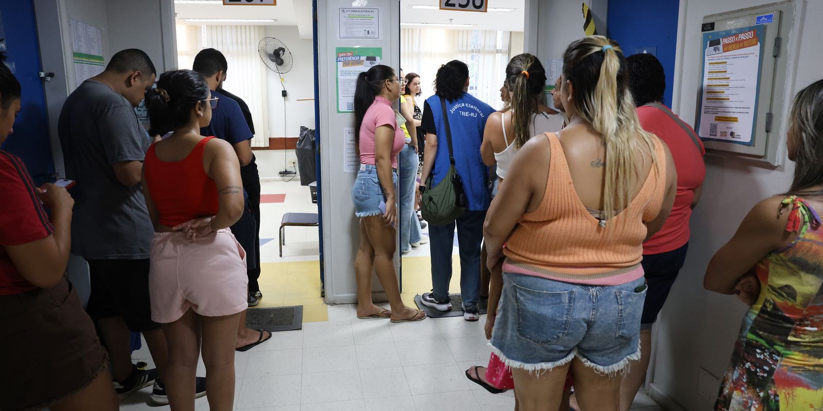 Moradores da Maré se mobilizam para informar sobre locais de votação