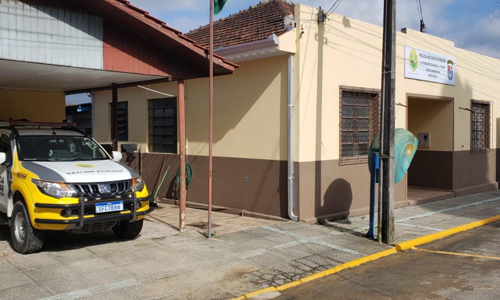 Polícia Militar de Rio Azul aborda motociclista após fuga no centro