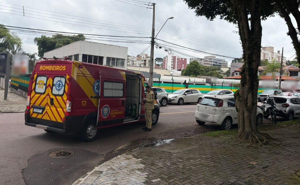 Acidente entre moto e caminhonete deixa ferido no bairro Bigorrilho em Curitiba