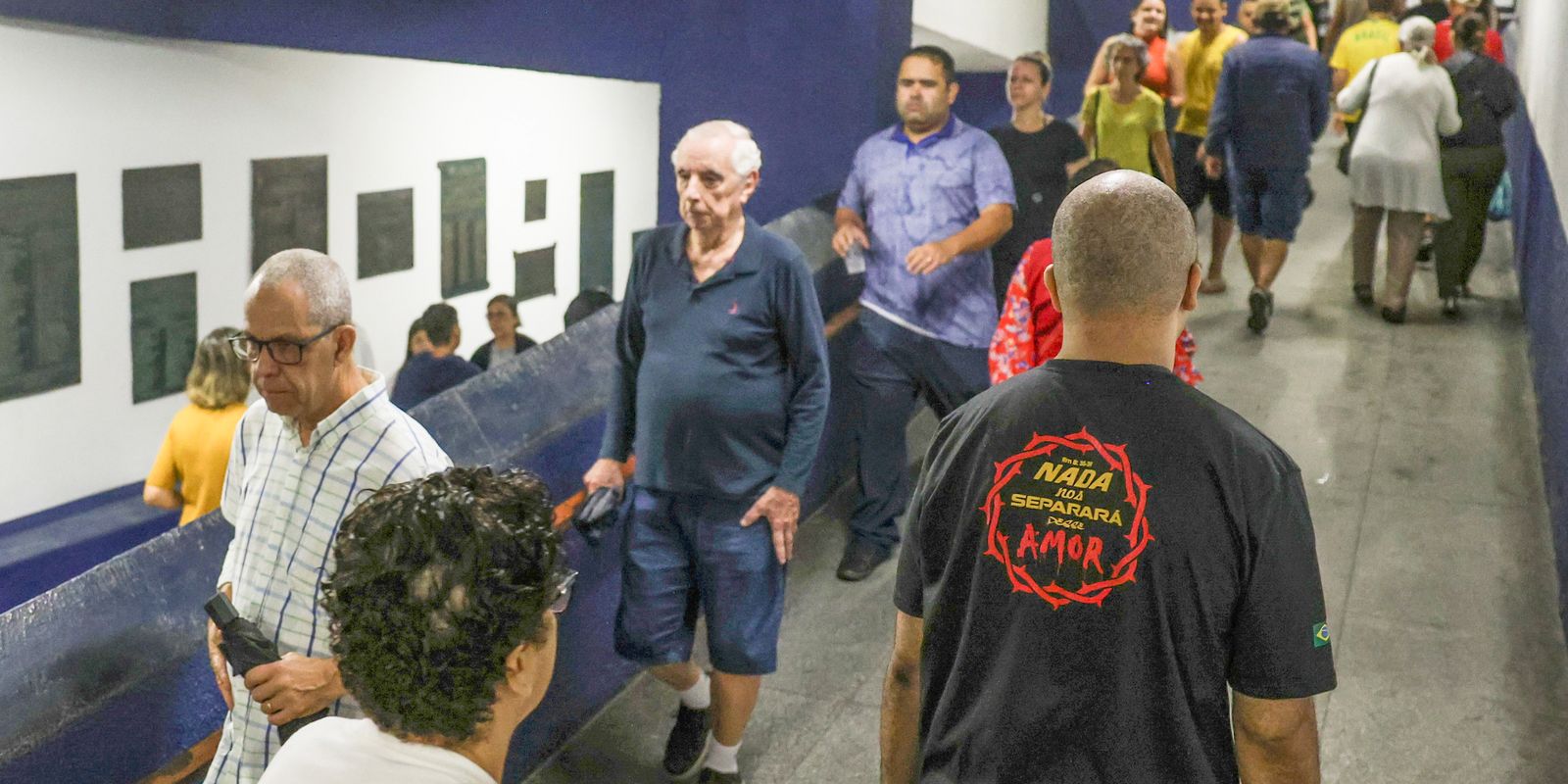 Idoso de 81 anos vota nas eleições no Rio de Janeiro dez dias após cirurgia
