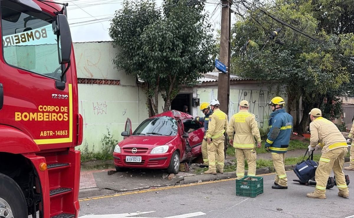 Motorista bate em poste e deixa carro destruído após acidente no Parolin