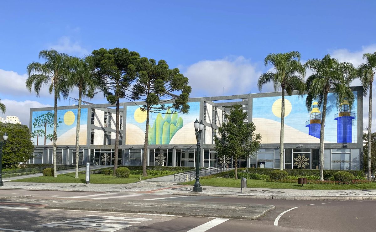 Prefeitura de Curitiba lança processo seletivo com 243 vagas e ótimo salário