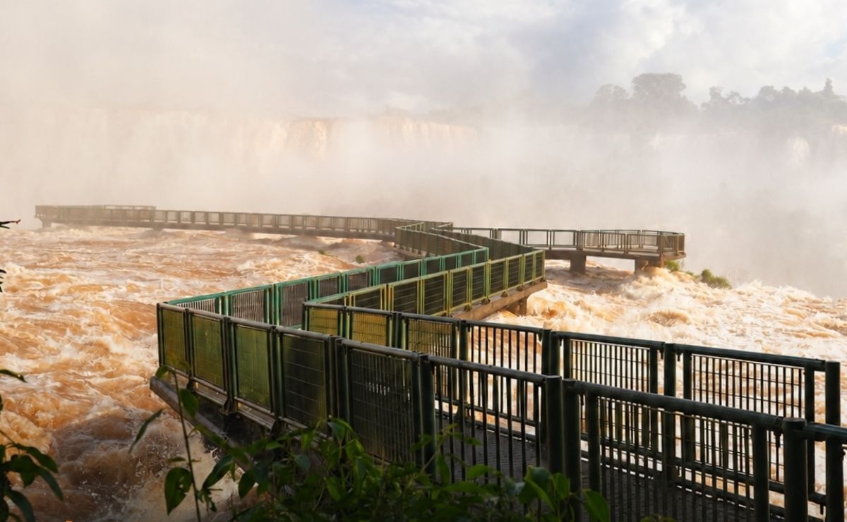 Rio Iguaçu atinge grande volume e afeta as Cataratas do Iguaçu